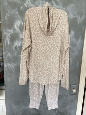 Splendid Cream and Beige Leopard Lounge Set Large